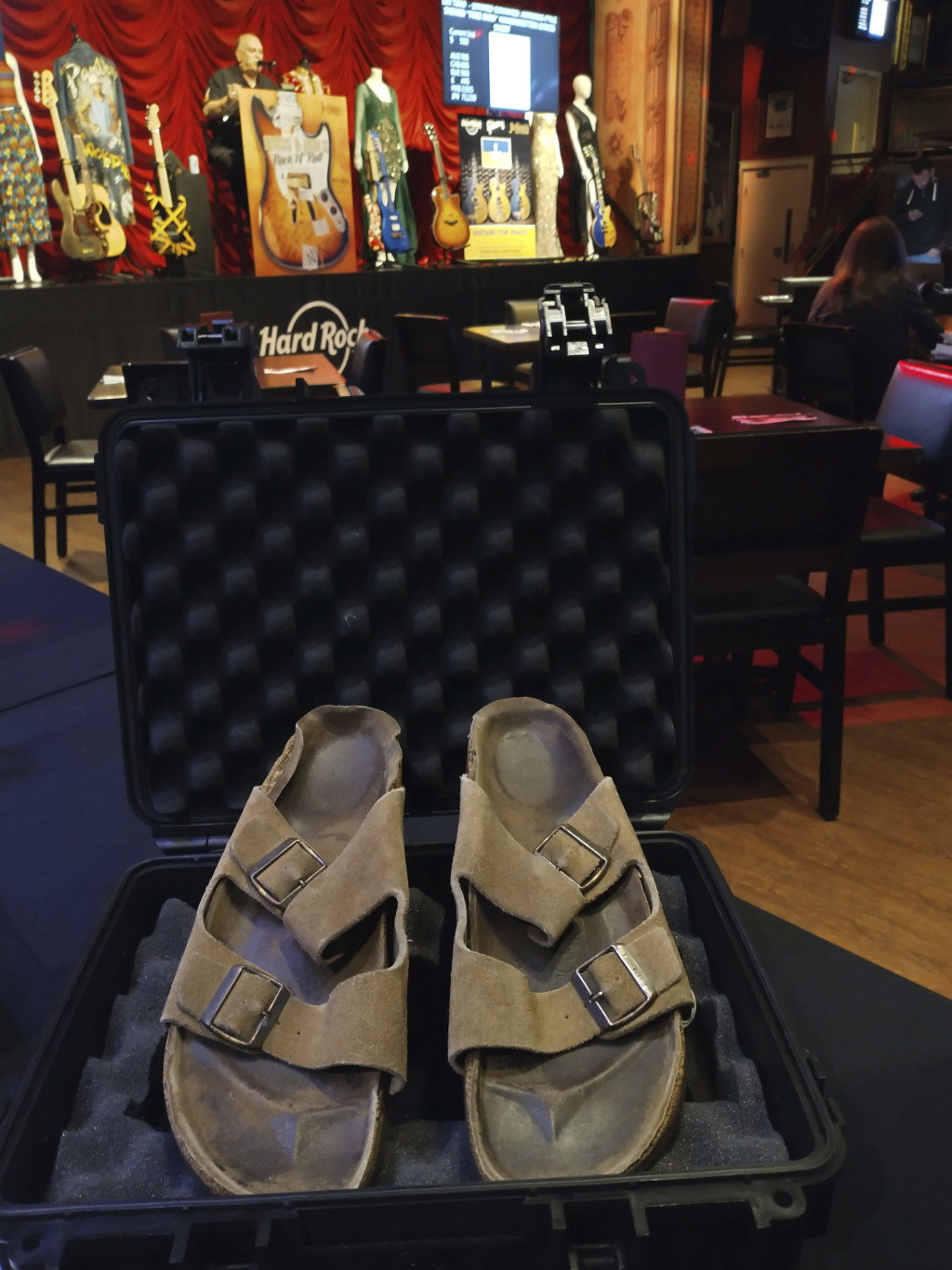 Steve Jobs着过Birkenstock拍卖以近22万美元成交。 AP图 Steve Jobs着过Birkenstock拍卖以近22万美元成交。 AP图