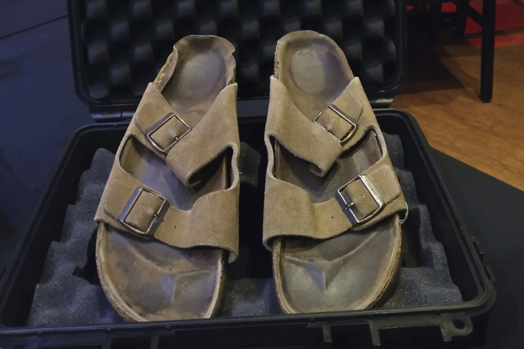 Steve Jobs着过Birkenstock以近22万美元成交,远高于预期的8万美元成交价。 AP图 Steve Jobs着过Birkenstock以近22万美元成交,远高于预期的8万美元成交价。 AP图