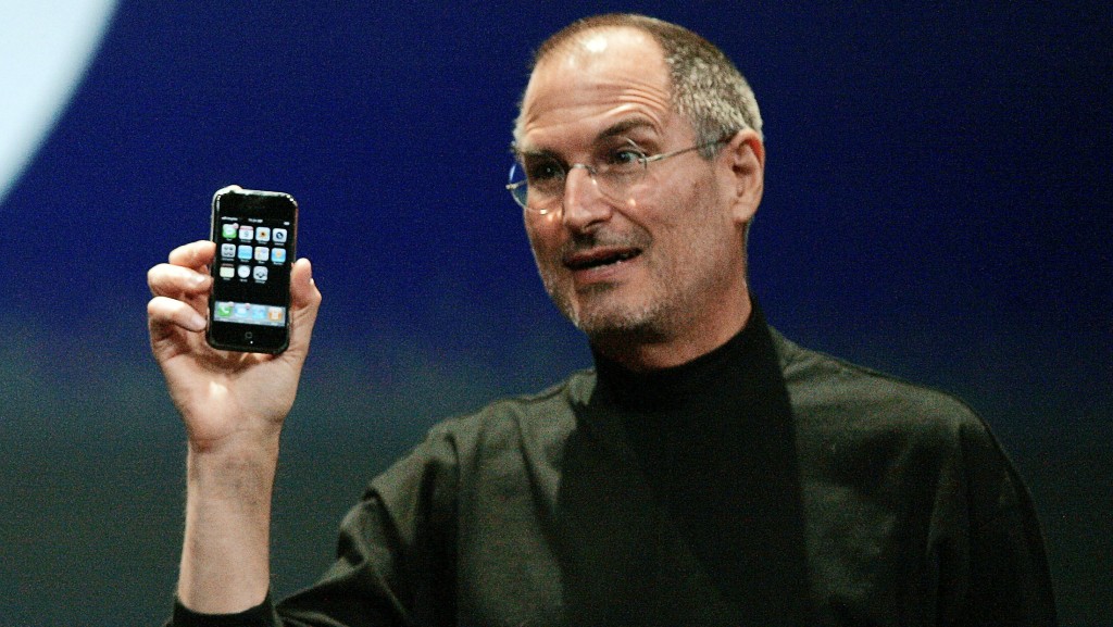 2007年,乔布斯发布第一代iPhone。 路透社 2007年,乔布斯发布第一代iPhone。 路透社