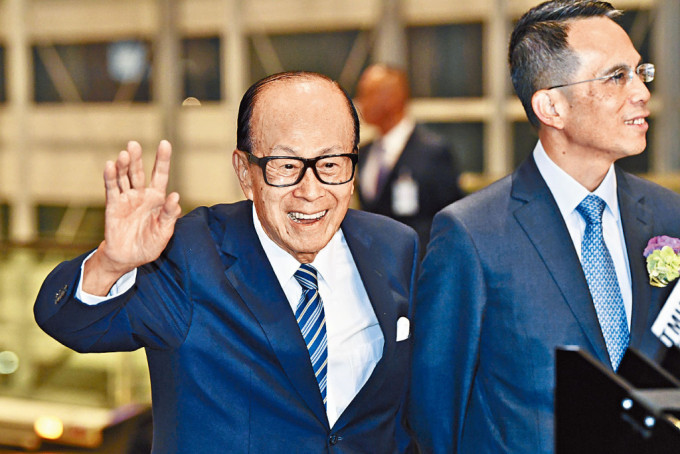 网民声称,获得李家诚礼貌挥手,并回覆一句「多谢晒」。 网民声称,获得李家诚礼貌挥手,并回覆一句「多谢晒」。
