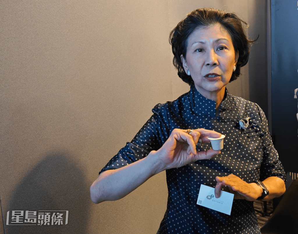 周凯旋展示维港投资有份投资公司,所生产的甘庶渣制咖啡囊,称该物环保、对民生重要,对自己亦意义重大。 周凯旋展示维港投资有份投资公司,所生产的甘庶渣制咖啡囊,称该物环保、对民生重要,对自己亦意义重大。