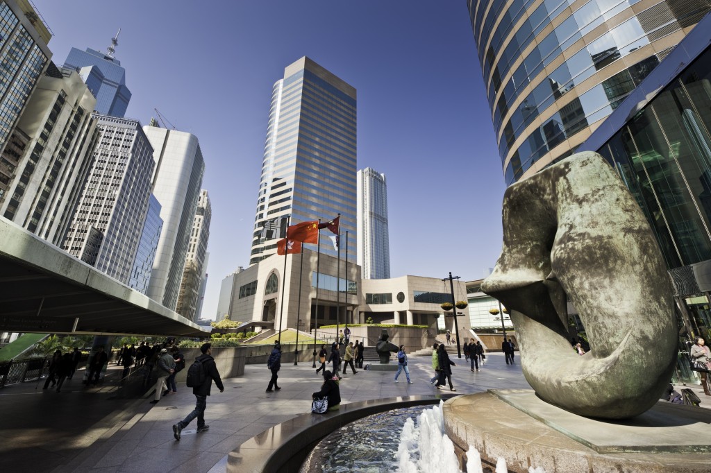 周凯旋表示,2021年1月时李嘉诚已曾不断向她示警,强调当时市况属「山雨欲来风满楼」,之后经济将「一落千丈」。 周凯旋表示,2021年1月时李嘉诚已曾不断向她示警,强调当时市况属「山雨欲来风满楼」,之后经济将「一落千丈」。