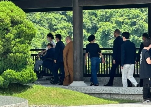 据照片所见,当日李嘉诚身穿西装,戴着白色口罩,并坐于电动轮椅上。(小红书截图) 据照片所见,当日李嘉诚身穿西装,戴着白色口罩,并坐于电动轮椅上。(小红书截图)