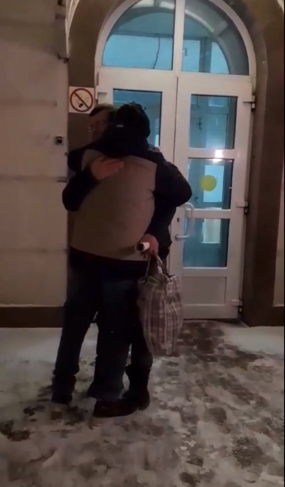 茨维特科夫（Alexander Tsvetkov）获释，亲友迎接并送上拥抱。 facebook