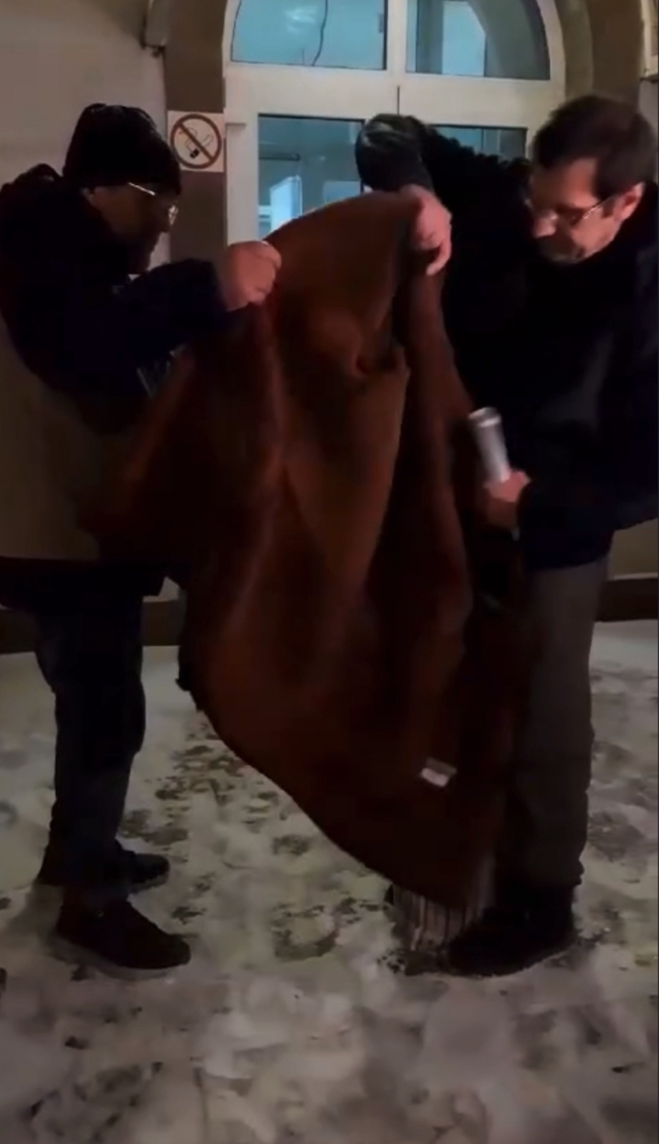 茨维特科夫（Alexander Tsvetkov）获释时正在下雪，亲友送上厚外套给他保暖。facebook