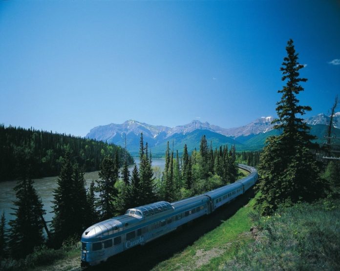 train-through-the-rockies 图片