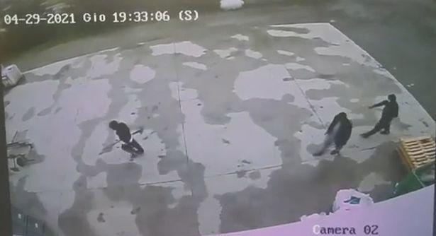 莎蔓遭父母亲诱至农场,以「荣誉杀人」亲手勒毙。网络图片 莎蔓遭父母亲诱至农场,以「荣誉杀人」亲手勒毙。网络图片