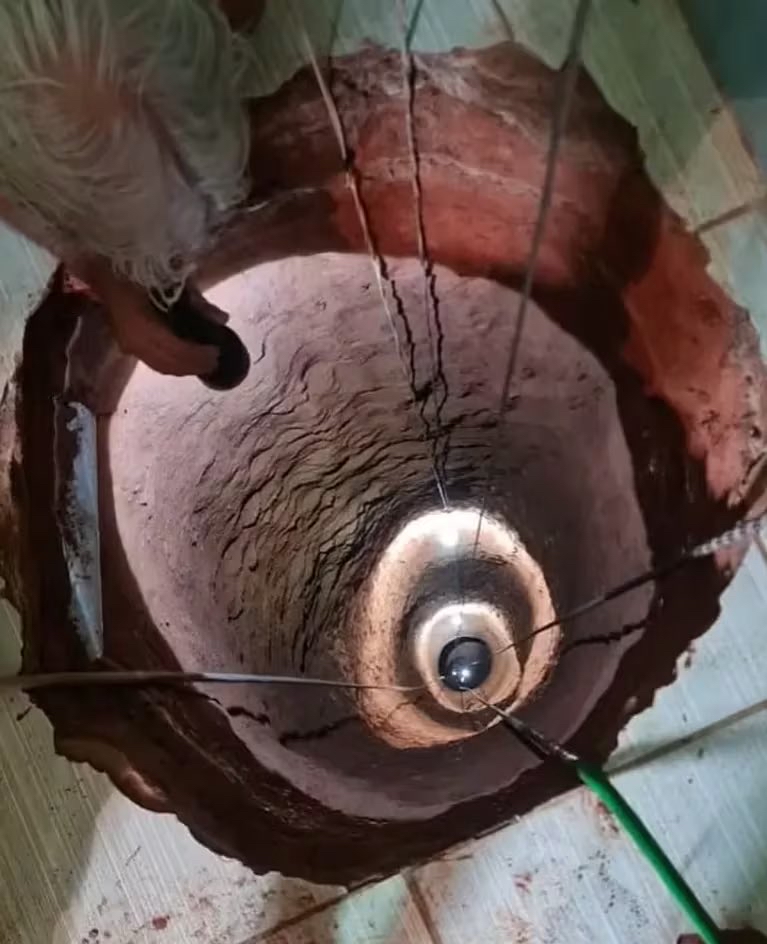 巴西老翁梦到「鬼」说家中地底有黄金后,花超过一年挖出40米深的竖洞。 巴西老翁梦到「鬼」说家中地底有黄金后,花超过一年挖出40米深的竖洞。