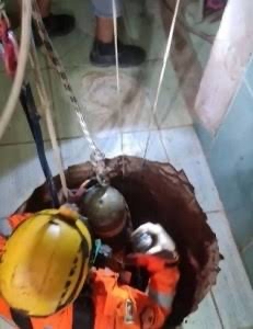 救援人员将尸体移出。 救援人员将尸体移出。