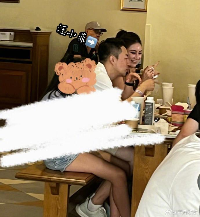 汪小菲和女友有说有笑，小玥儿专心吃甜点。(取材自微博)