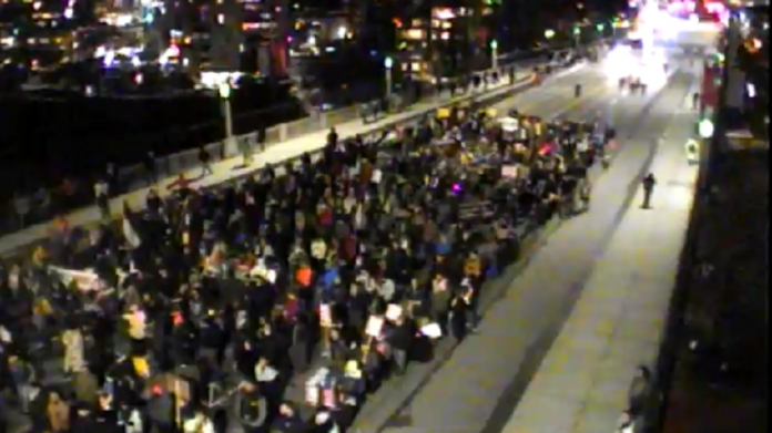 burrard-bridge-protest-CityVanCam.png 图片