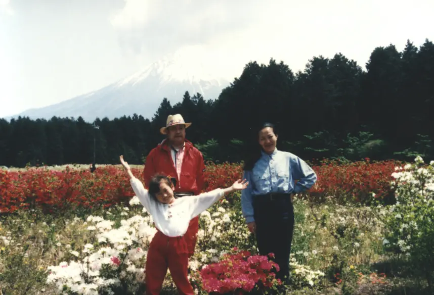小朋友时期的安硕和父母一起在富士山玩耍