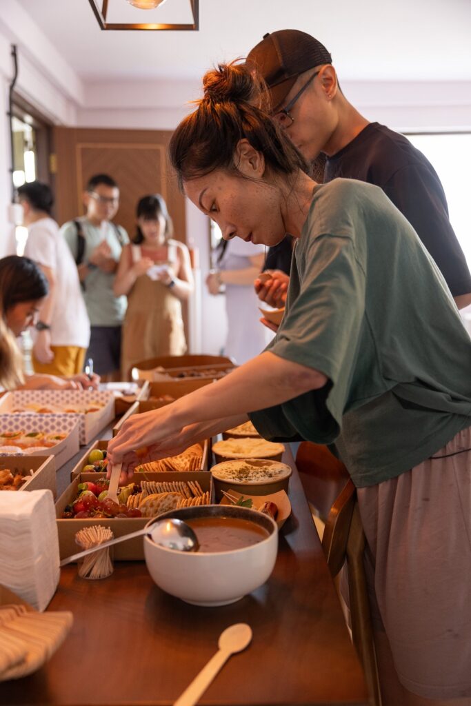 Michelle亲自为「丧礼」参加者准备美食。 hca.org.sg Michelle亲自为「丧礼」参加者准备美食。 hca.org.sg