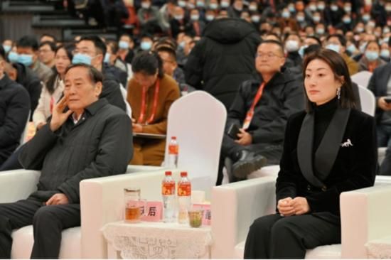 宗庆后一直培养独女宗馥莉,成为娃哈哈集团的接班人。 宗庆后一直培养独女宗馥莉,成为娃哈哈集团的接班人。