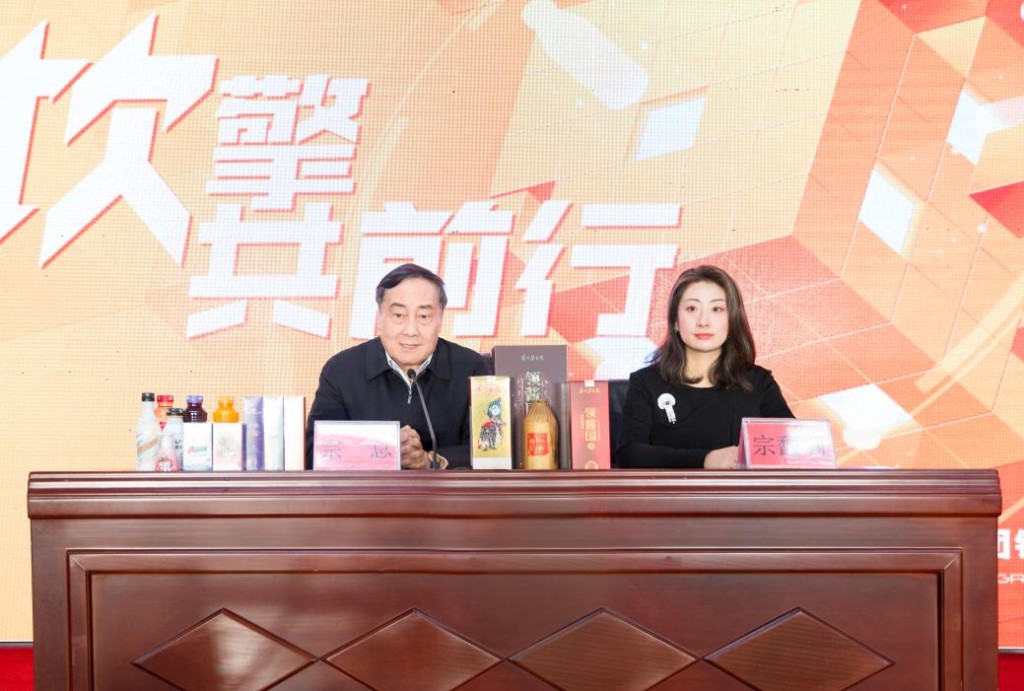 宗庆后一直培养独女宗馥莉,成为娃哈哈集团的接班人。 宗庆后一直培养独女宗馥莉,成为娃哈哈集团的接班人。