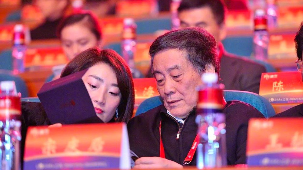 宗庆后长年培育独女宗馥莉,成为娃哈哈集团接班人。 宗庆后长年培育独女宗馥莉,成为娃哈哈集团接班人。
