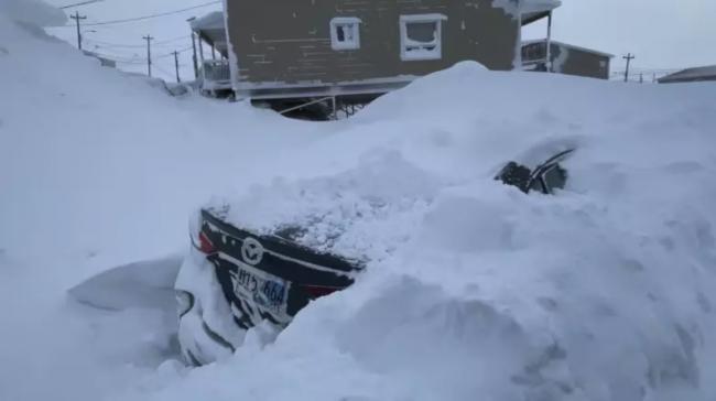 加拿大居民一觉醒来 发现自己家被大雪活埋了