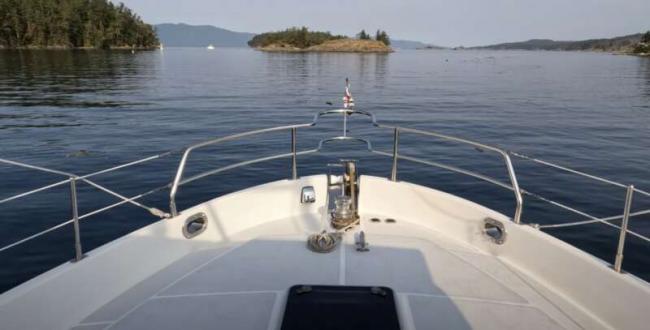 加拿大30岁夫妇卖房买游艇 生活在船上