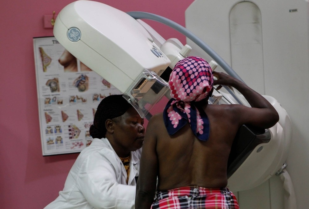内罗毕一家医院的放射技师正为患者做乳房 X光检查。路透社