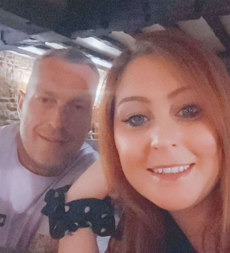 科尔斯与未婚夫。网图 科尔斯与未婚夫。网图