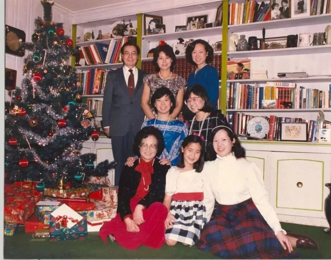 ·上世纪80年代，赵安吉（前排中）和家人。
