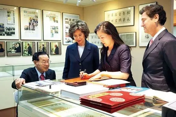 ·2015年，赵锡成偕女儿赵小兰（左二）和赵安吉（右二）访问上海交大。