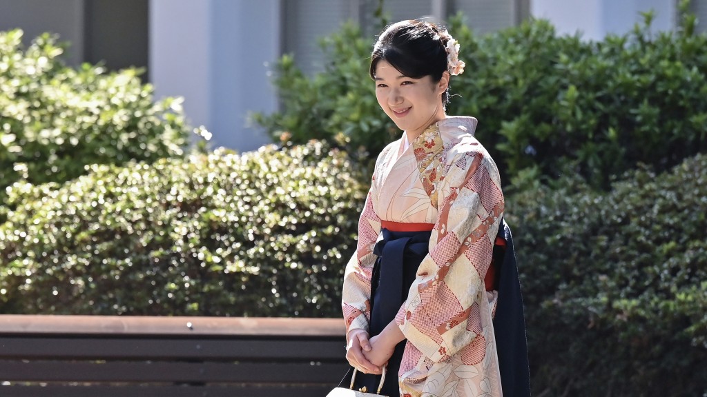 日本爱子公主穿着樱花色和服出席大学毕业典礼。 美联社