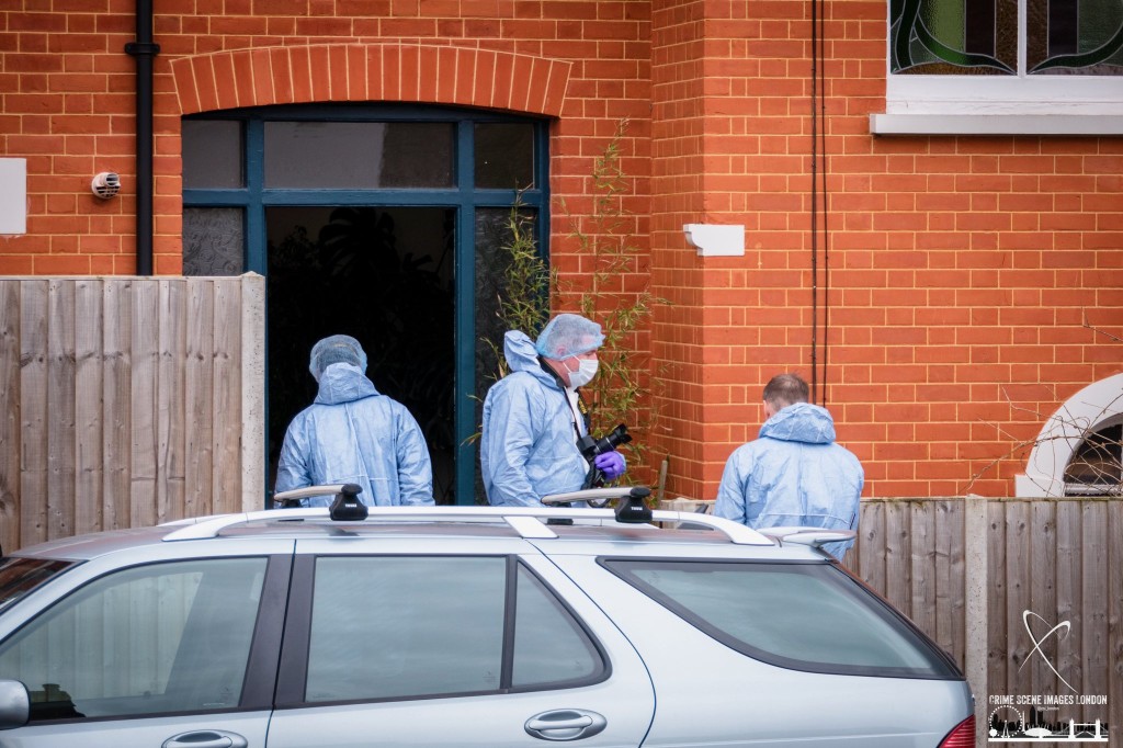 英国警方在案发现场取证。@csi_london 英国警方在案发现场取证。@csi_london