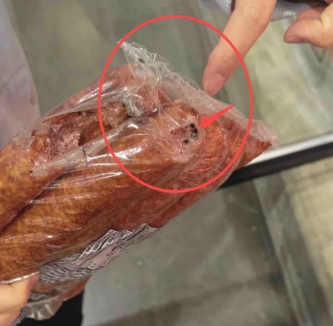 恶心!华人曝光Costco“鼠啃香肠” 卖得火热 恶心!华人曝光Costco“鼠啃香肠” 卖得火热