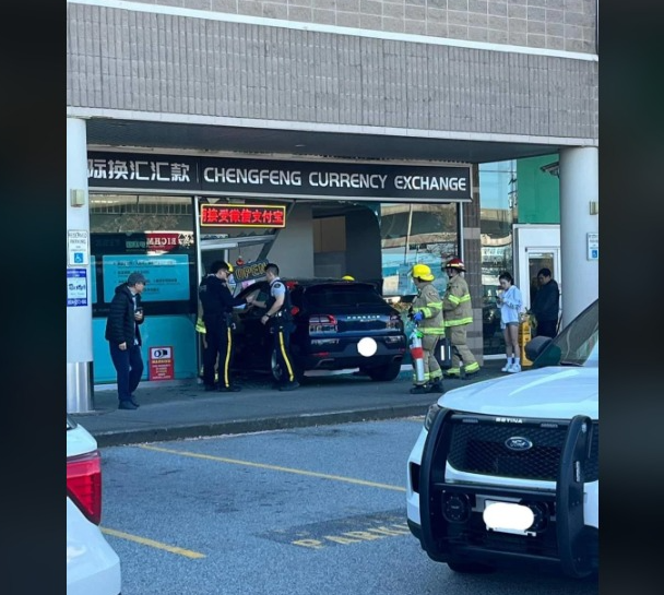 惊险！80岁老人开保时捷冲进列治文商店