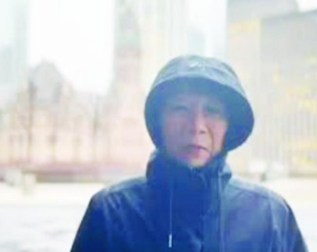 民众怒了 多伦多市长穿雨衣宣布搁置下雨税建议