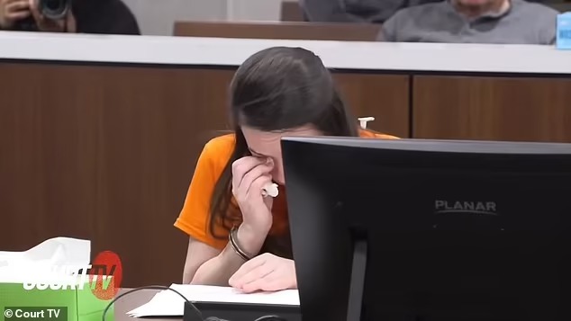 被告陈词时七情上面,哭喊无辜。网图 被告陈词时七情上面,哭喊无辜。网图