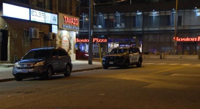 央街中餐馆附近发生劫车案 警察追捕时受重伤