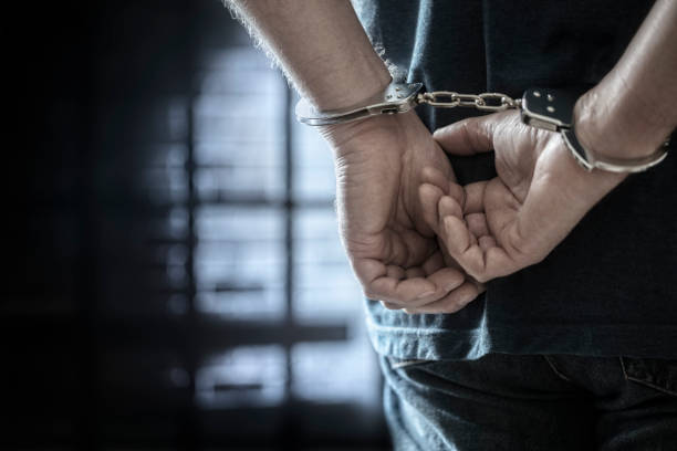 2名贼人盗用约书亚的信用卡购买刮刮乐,中了400万镑大奖,却因拙劣手法被识破。 2名贼人盗用约书亚的信用卡购买刮刮乐,中了400万镑大奖,却因拙劣手法被识破。