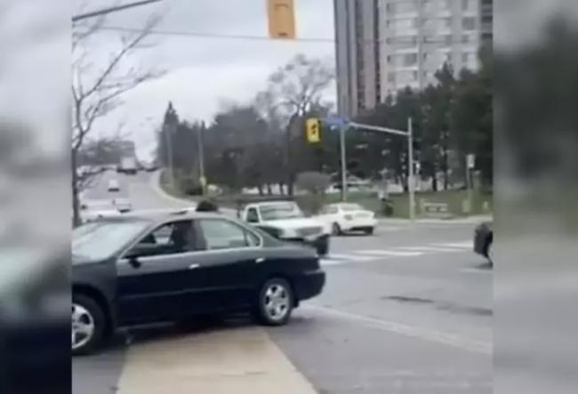 震惊:加拿大好心人街头帮忙 转眼车就被盗了… 震惊:加拿大好心人街头帮忙 转眼车就被盗了…