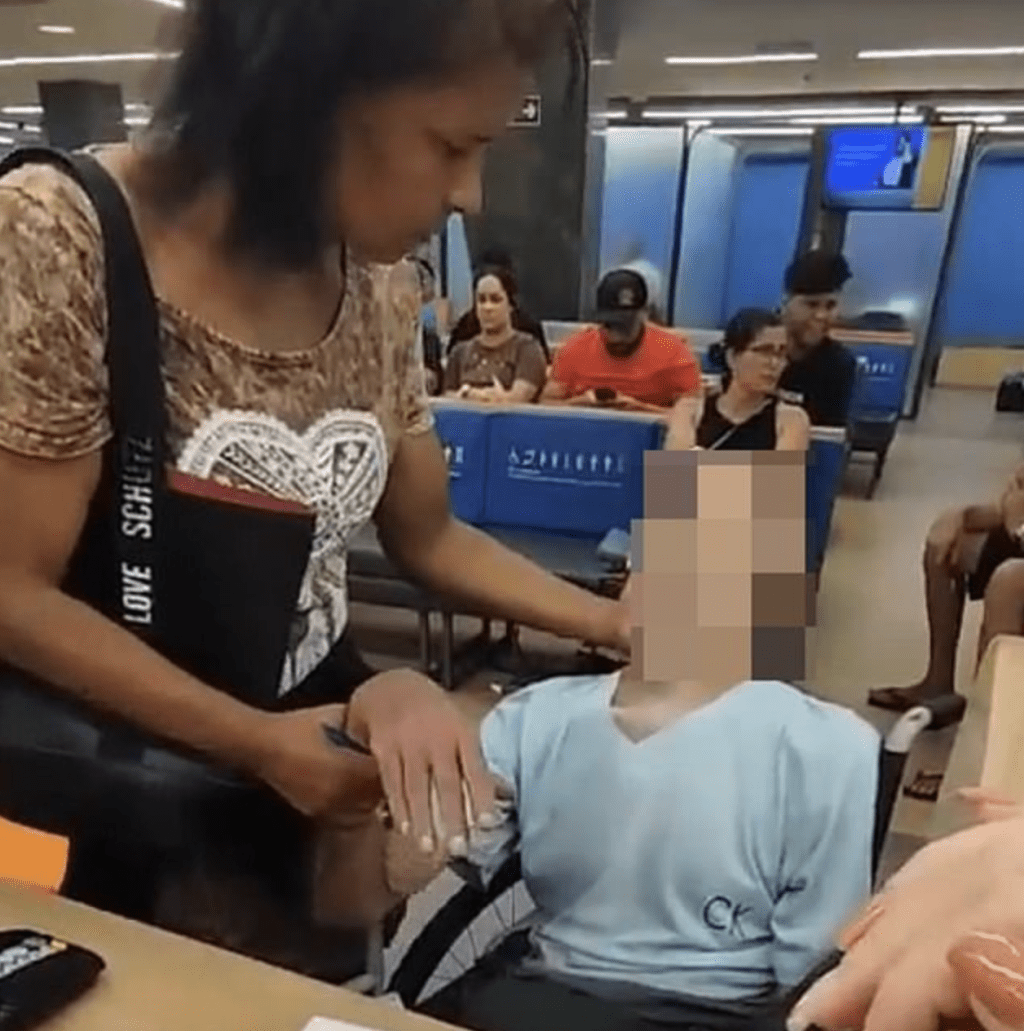 保罗的头部一度向后晃,埃里卡于是用左手从后面扶着他的后脑勺。 保罗的头部一度向后晃,埃里卡于是用左手从后面扶着他的后脑勺。
