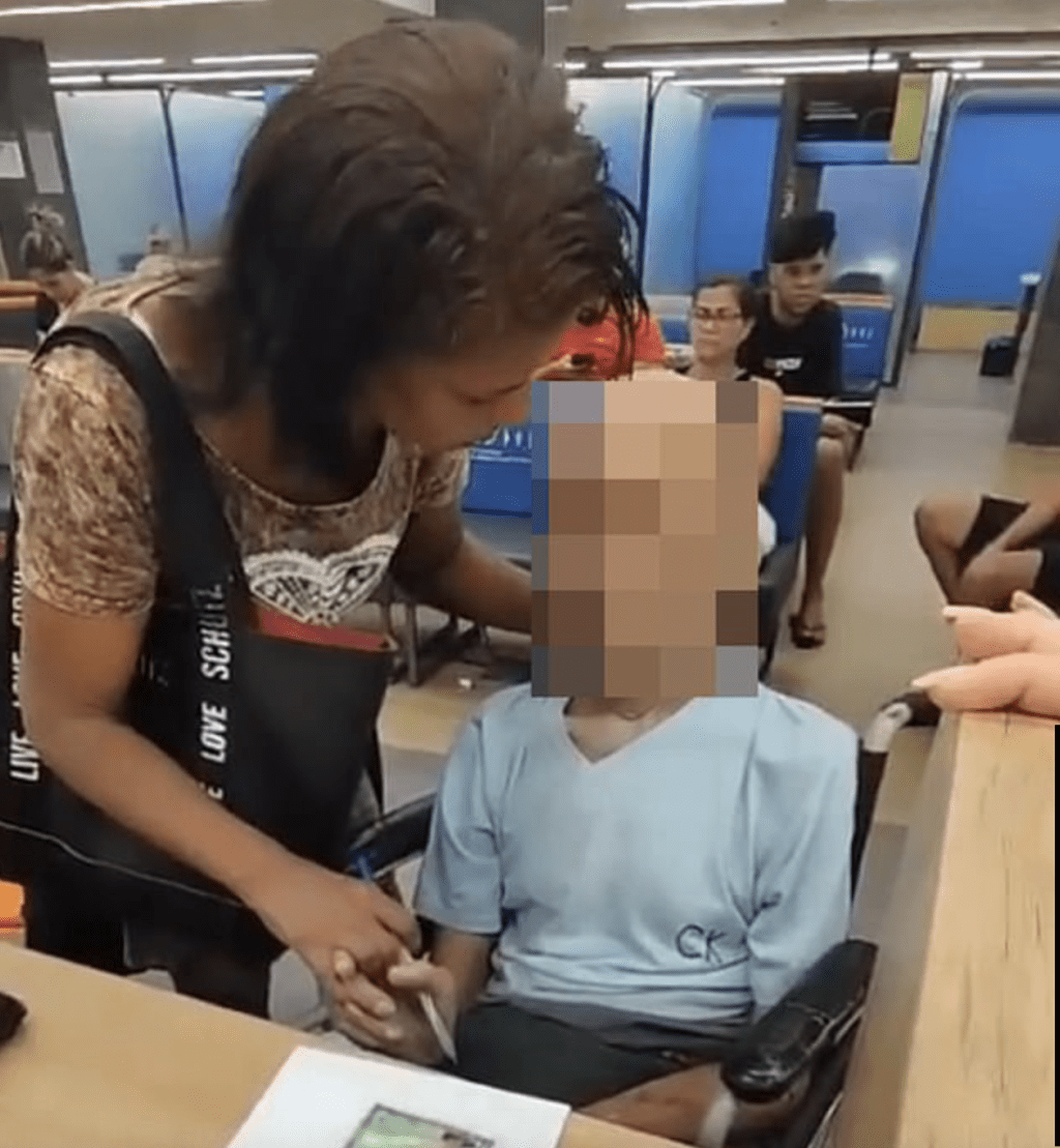 埃里卡于是用左手从后面扶着他的后脑勺,且把原子笔硬塞在保罗的手上,叫他签名。 埃里卡于是用左手从后面扶着他的后脑勺,且把原子笔硬塞在保罗的手上,叫他签名。