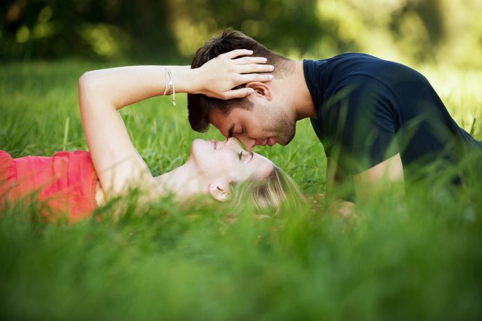 couple-1934204_1280.jpg 图片