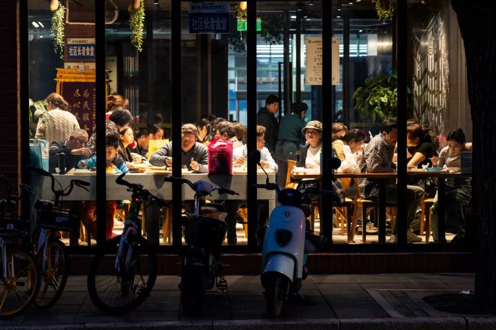 “穷人的幸福之家”：为何上海年轻人开始流行吃食堂