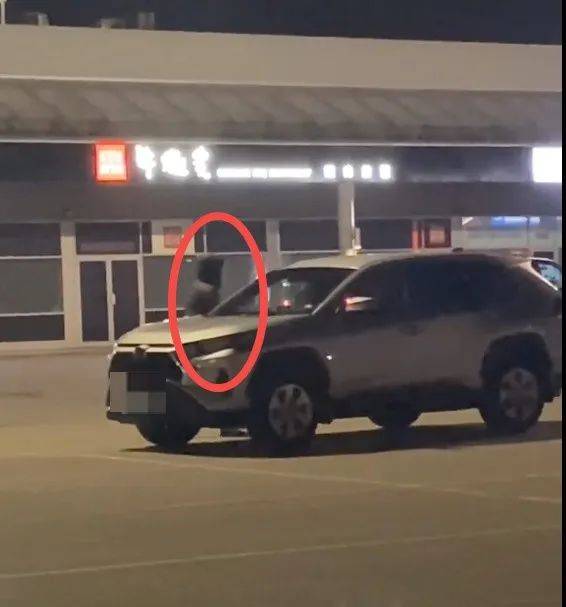 小心这个男人!加拿大“拖鞋哥”疯狂扫街扒车门 小心这个男人!加拿大“拖鞋哥”疯狂扫街扒车门