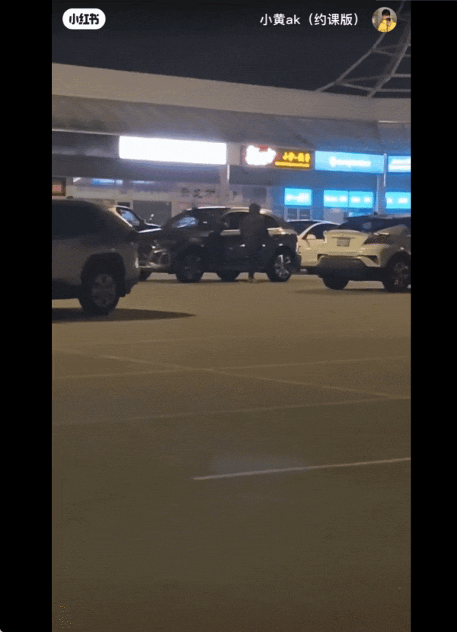 小心这个男人!加拿大“拖鞋哥”疯狂扫街扒车门 小心这个男人!加拿大“拖鞋哥”疯狂扫街扒车门