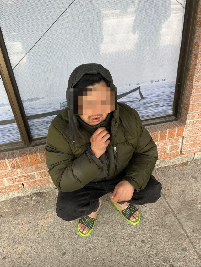 小心这个男人!加拿大“拖鞋哥”疯狂扫街扒车门 小心这个男人!加拿大“拖鞋哥”疯狂扫街扒车门