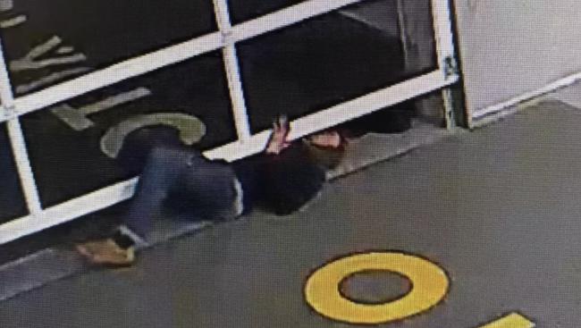 滚进门就不会被拍到？两蠢贼夜闯车行被拍