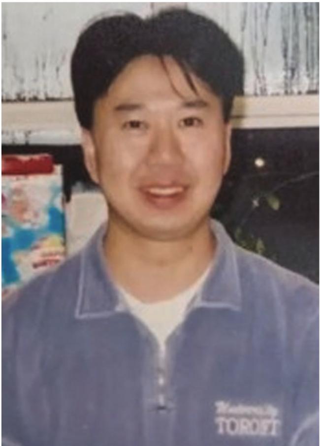 华裔流浪汉被刺死案 8名少女将接受审判