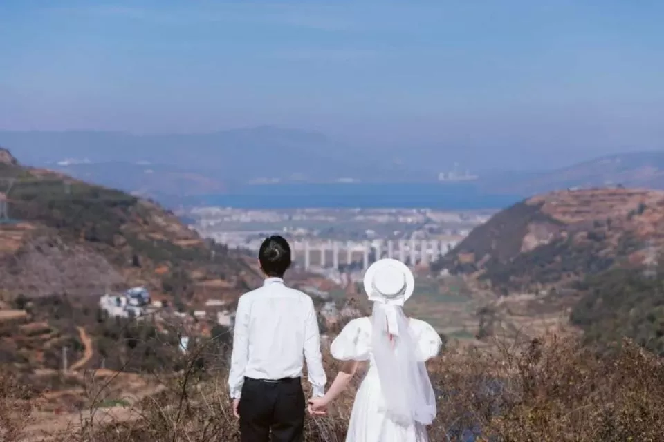 这两位年轻人决定结婚,他何他们的"三无"婚宴
