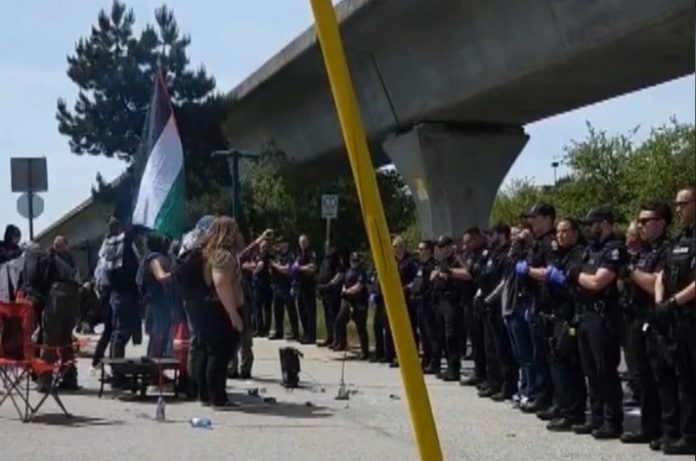 palestinian-protest-east-vancouver-arrests.jpg 图片