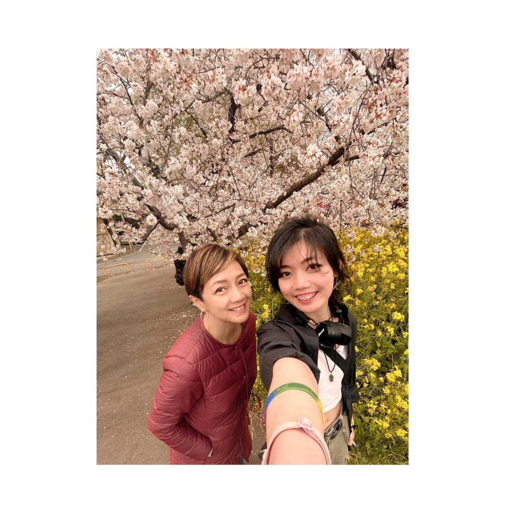 两母女看樱花。 两母女看樱花。