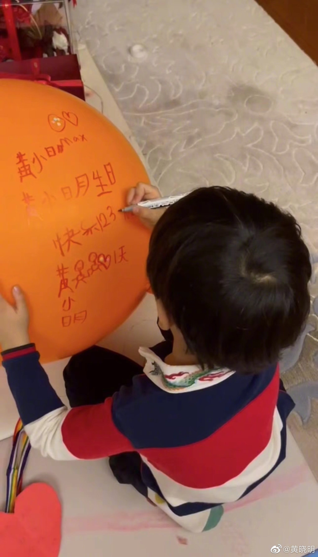 儿子「小海绵」由黄晓明和Angelababy共同抚养。 儿子「小海绵」由黄晓明和Angelababy共同抚养。