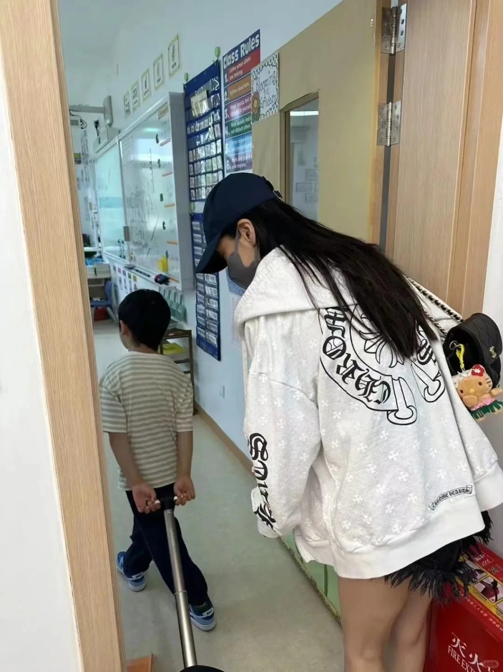 Angelababy去年被网民拍下带小海绵到上海中学国际部(SHSID)面试。 Angelababy去年被网民拍下带小海绵到上海中学国际部(SHSID)面试。