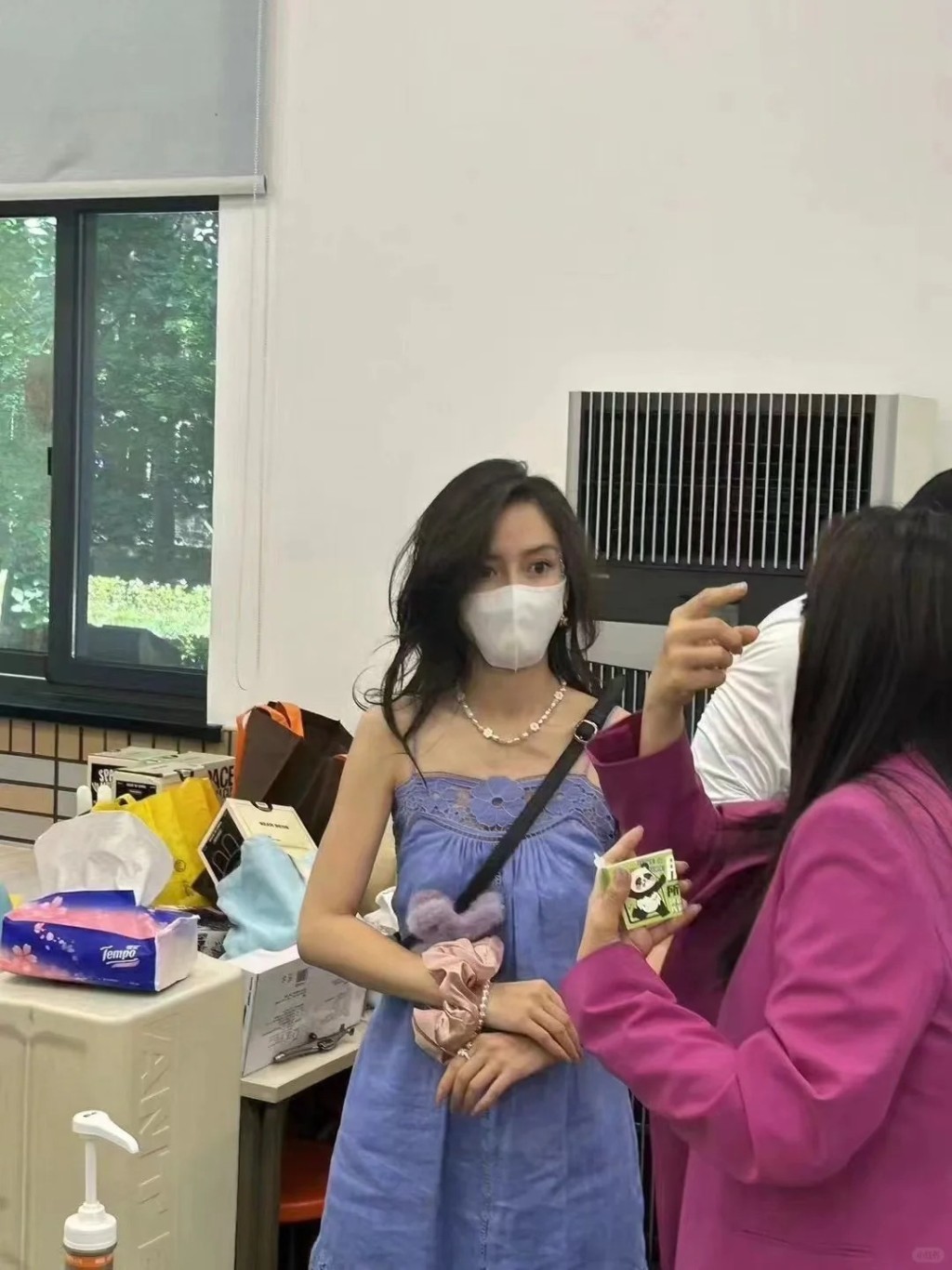 近日网上疯传多张Angelababy性感现身小海绵就读的上海中学国际部的义卖活动。 近日网上疯传多张Angelababy性感现身小海绵就读的上海中学国际部的义卖活动。